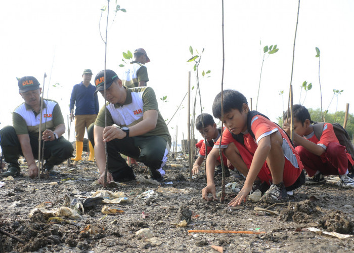 SEJAK DINI: Menanam mangrove untuk keberlanjutan kehidupan, harus ditanamkan sejak dini kepada para generasi penerus. Karena mereka yang akan menuntun masa depan.