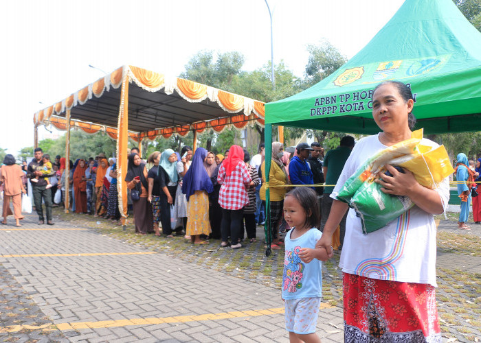 BAHAGIA: Menjelang Idul Fitri, harga bahan pangan pokok melambung. GPM menghadirkan bahan pangan pokok berkualitas, dengan harga murah. Masyarakat bahagia.