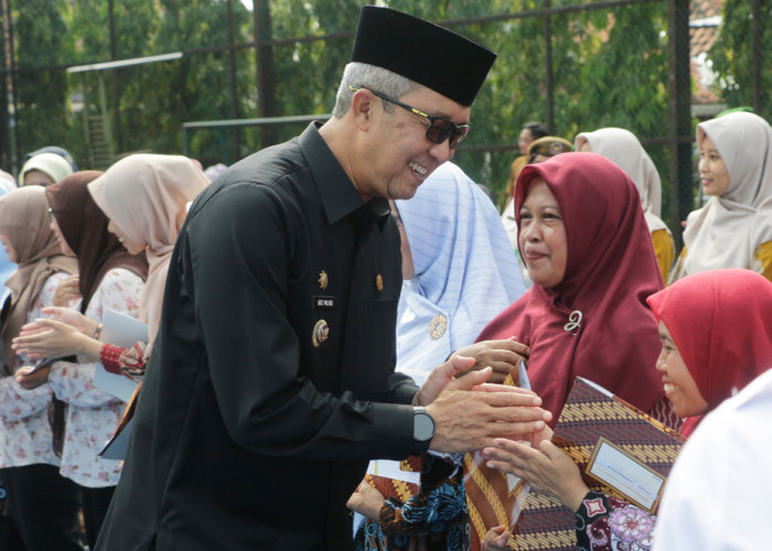 SELAMAT: Pj Walikota Agus Mulyadi memberikan selamat kepada para Kader Kesehatan, yang telah berjuang bersama mewujudkan warga Kota Cirebon yang sehat.