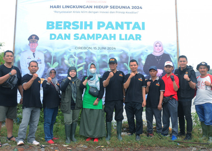 KOMPAK: Kepala DLH Yuni Darti dan jajaran DLH, foto bersama dalam kegiatan aksi bersih pantai dan sampah liar dalam rangkaian HLHS Tahun 2024, Sabtu 15 Juni. 