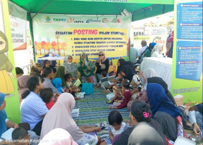 POSTING: Pegawai DKPPP sosialisasi di stand Posting, terkait pola konsumsi pangan B2SA, stop boros pangan, dan gemar makan ikan, kepada warga yang hadir dalam GPM.