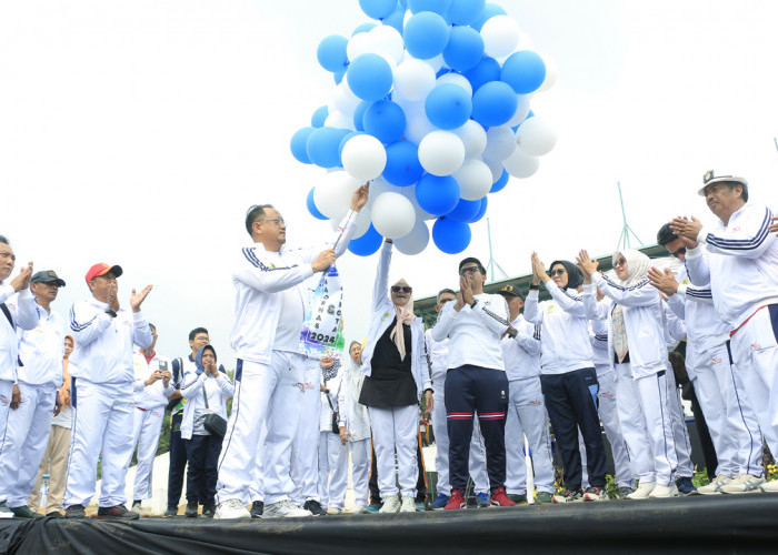 PEMBUKAAN: Pj Walikota Agus Mulyadi bersama Ketua DPRD Andrie Sulistio dan Forkopimda, melepas balon Peringatan Haornas Ke-41 Tingkat Kota Cirebon sekaligus pembukaan Popkota Cirebon Tahun 2024, Selasa (24/9).