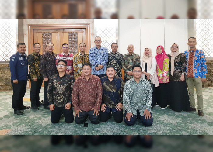 PEJUANG RTRW: Sekda Agus Mulyadi didampingi para Kepala SKPD dan pejabat terkait di lingkungan Pemda Kota Cirebon. Bersama DPUTR, mereka pejuang RTRW.