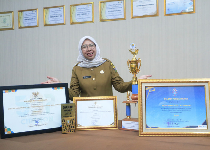 PRESTASI: Kepala BKPSDM Sri Lakshmi Stanyawati, berfoto dengan berbagai penghargaan prestasi, yang diraih BKPSDM Kota Cirebon sepanjang tahun 2024.