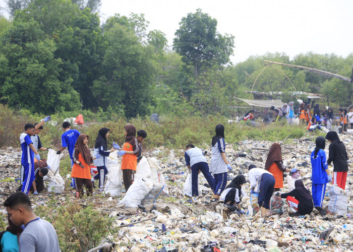 PRIHATIN: Kondisi lautan sampah di tepi pantai, menjadi pemandangan memprihatinkan. Sampah tersebut berasal dari sungai dan ada yang sengaja membuang sembarangan di pesisir pantai.