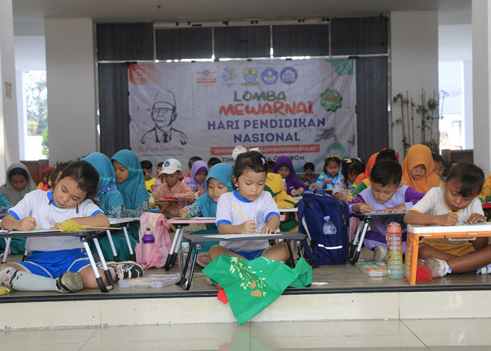 LOMBA: Ratusan peserta didik TK, mengikuti lomba mewarnai di lantai 1 Gedung Setda, Kamis (2/5). Mereka generasi penerus masa depan bangsa. 