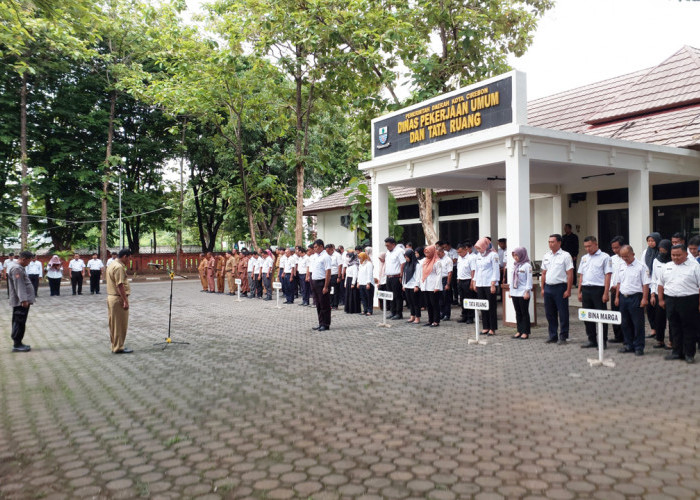 HENING CIPTA: Sekretaris DPUTR Mulyani bersama segenap pegawai, mengheningkan cipta mengenang jasa para Pahlawan Sapta Taruna, yang gugur demi mempertahankan Gedung Sate yang saat itu menjadi simbol Kemerdekaan Republik Indonesia.