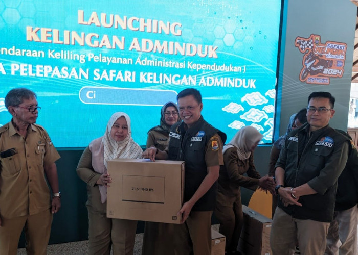 INOVASI PELAYANAN: Sekda Kabupaten Cirebon Dr Hilmy Rivai MPd didampingi Kadisdukcapil Jabar Berli Hamdani Gelung Sakti dan Kadisdukcapil Kabupaten Cirebon Iman Supriadi melaunching program Kelingan Adminduk di Pendopo Bupati Cirebon dan melepas tim yang akan dikirim ke desa-desa terpencil untuk memberikan pelayanan adminduk, kemarin.