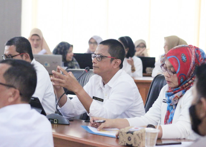 DISKUSI: Asisten Administrasi Umum Arif Kurniawan, memimpin FGD tentang peningkatan daya saing daerah Kota Cirebon, Rabu (6/12).