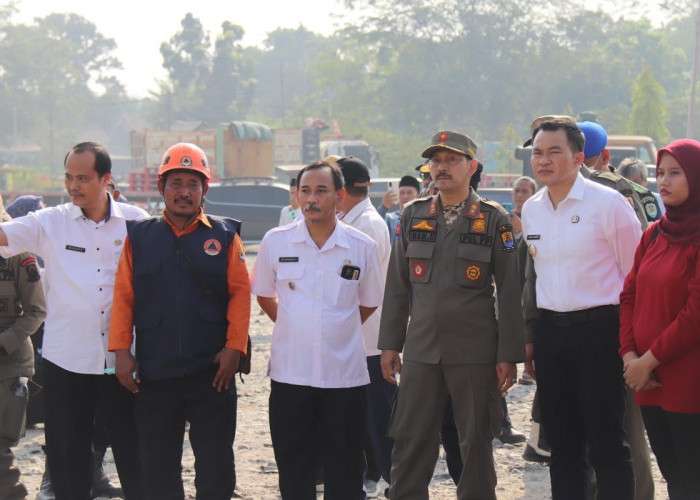 MONITORING: Pj Bupati Cirebon Drs H Wahyu Mijaya SH MH didampingi Kasat Pol PP H Imam Ustadi SSi MSi dan 300 personel gabungan Satpol PP, Dishub, BPBD, TNI, dan Polri melihat proses penertiban Bangli dijadikan Warem.