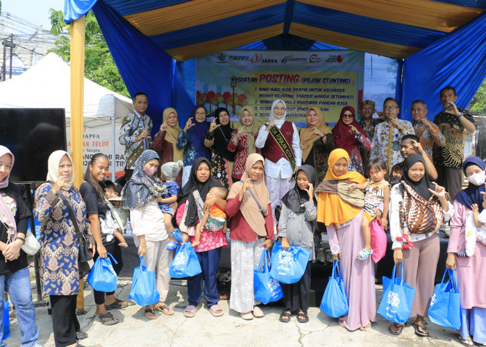 SINERGIS: Ketua Forikan Kota Cirebon Madyawati didampingi Kepala DKPPP Elmi Masruroh, dan segenap lurah Kecamatan Harjamukti, foto bersama masyarakat penerima bantuan Posting, dalam GPM di Lapangan Kebon Pelok Kalijaga Harjamukti, Kamis (14/11).