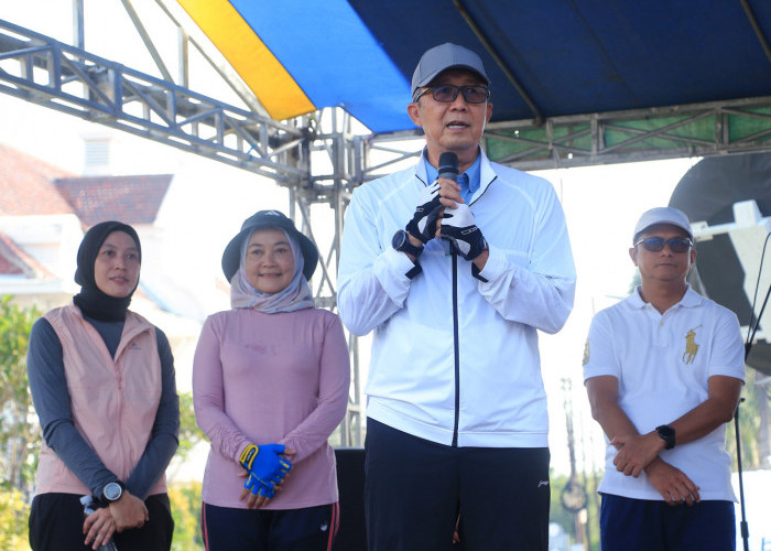 PEMBUKAAN: Pj Walikota Agus Mulyadi bersama Forkopimda, membuka CFD. Kegiatan CFD bertujuan mengurangi kadar emisi, olahraga, dan rekreasi masyarakat.