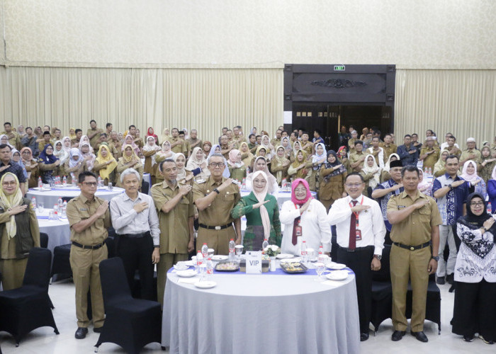 SINERGIS: Pj Walikota Agus Mulyadi didampingi Kepala Disdik Kadini, foto bersama segenap peserta launching SAGED Strategi Peningkatan Kompetensi Guru melalui Komunitas Belajar Antar Sekolah, Selasa (5/11).