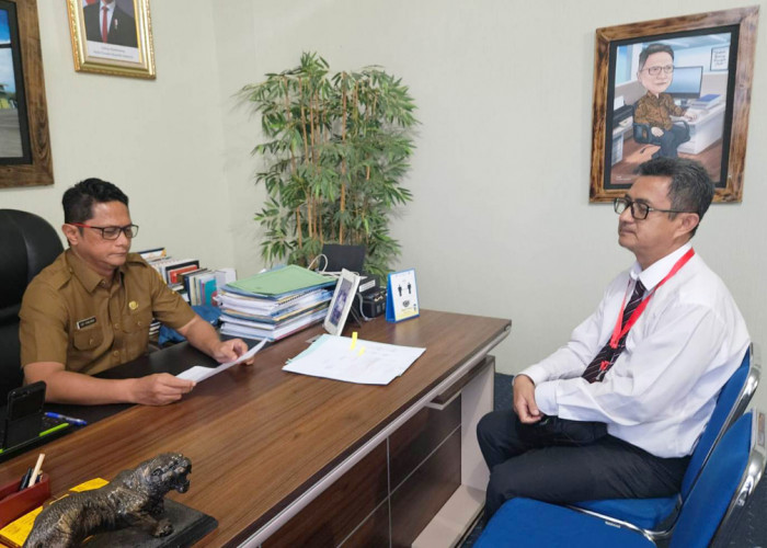 MENTOR: Kepala Dispusip Gunawan, sedang diskusi bersama Asisten Administrasi Umum Arif Kurniawan, selaku mentor dalam Proyek Perubahan : Strategi Transformasi Digital Kearsipan Pemerintah Kota Cirebon.