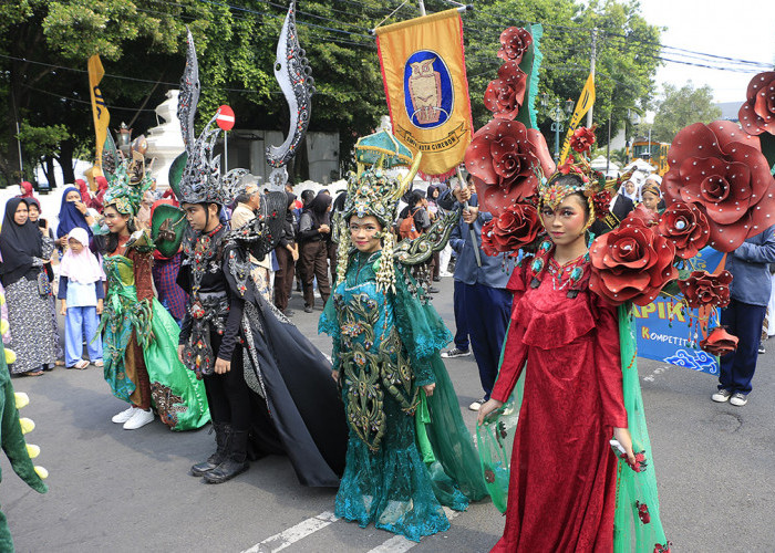 MERIAH: Pawai Kurikulum Merdeka yang diikuti SD SMP seluruh Kota Cirebon, menampilkan berbagai kreatifitas. Pawai berjalan meriah dan semarak. 