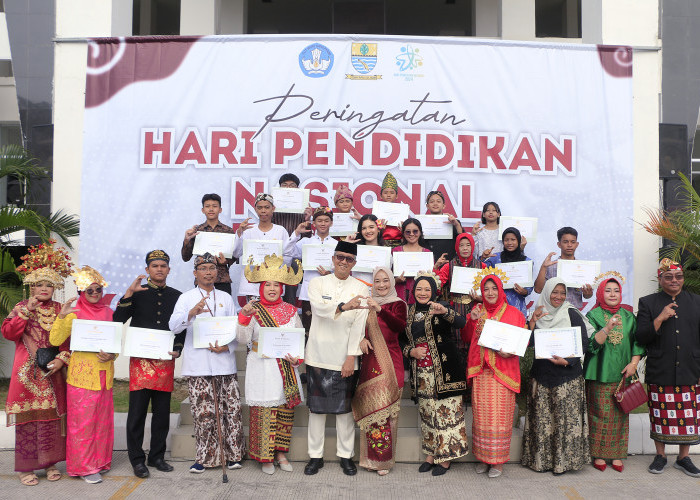 PRESTASI: Pj Walikota Agus Mulyadi bersama Kepala Disdik Kadini dan jajaran, foto dengan para penerima penghargaan, atas prestasi yang ditorehkan untuk Kota Cirebon.