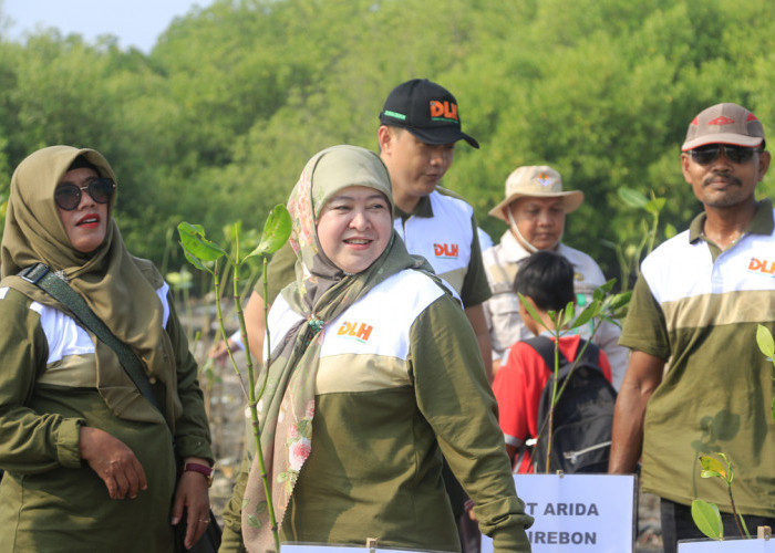 SEMANGAT: Kepala DLH Yuni Darti dan jajaran, terus semangat memberikan yang terbaik bagi masyarakat. Menanam mangrove bagian dari upaya menjaga Kota Cirebon.