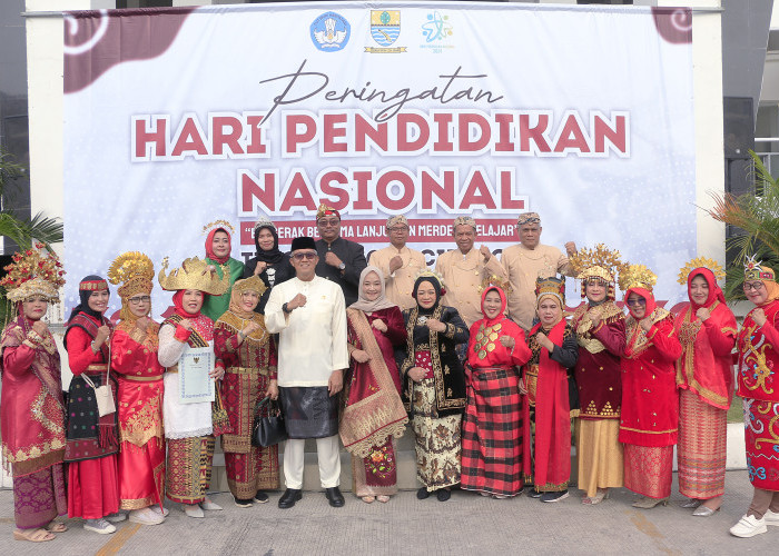 UNTUK CIREBON: Pj Walikota Agus Mulyadi didampingi Ketua PKK Madyawati dan Kepala Disdik Kadini, foto bersama segenap kepala sekolah dan jajaran Disdik Kota Cirebon.