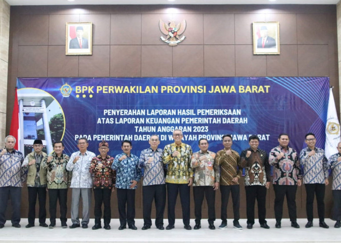 TERBAIK: Pj Walikota Agus Mulyadi dan Ketua DPRD Ruri Tri Lesmana, foto bersama Kepala Daerah lain yang meraih WTP dari BPK Perwakilan Jawa Barat.