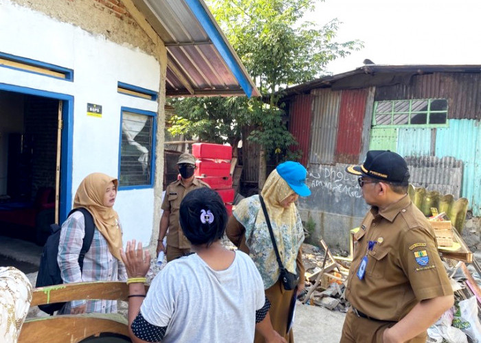 MONITORING: Bidang Kawasan Permukiman DPRKP, monitoring perbaikan rutilahu di Kota Cirebon. Program rutilahu bentuk nyata perhatian pemerintah kepada rakyat.