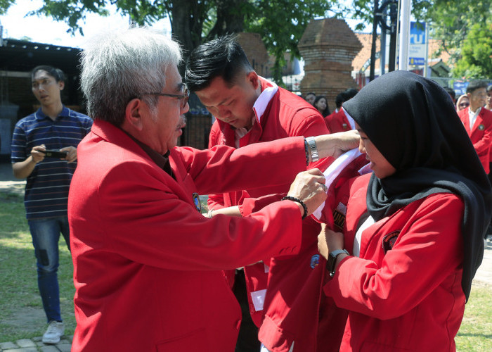 SIMBOLIS: Rektor Untag Guntoro, simbolis memakaikan rompi peserta KKM, kepada perwakilan dari 198 mahasiswa Untag, yang mengikuti KKM selama empat bulan kedepan.