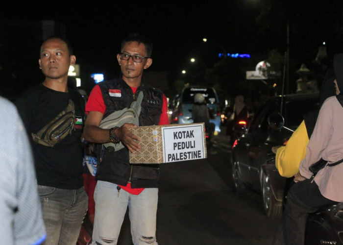 Panitia Malem Mingguan Ning Balekota, berkeliling membuka ruang donasi untuk masyarakat yang hadir. Kepedulian terhadap Palestina bagian dari kemanusiaan. 