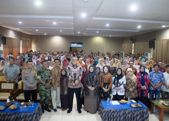 SINERGIS: Pj Walikota Agus Mulyadi didampingi Kepala Disdik Kadini, foto bersama Forkopimda, dan ratusan peserta sosialisasi PPDB. Disdik sosialisasi masif menyampaikan informasi PPDB, agar tidak terjadi diskomunikasi dan disinformasi dari para orangtua.