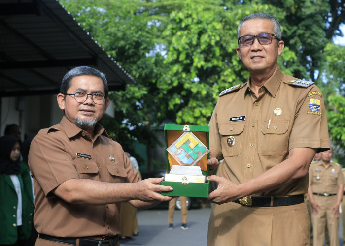 PENGHARGAAN: Pj Walikota Agus Mulyadi dan Kepala Bappelitbangda Agus Herdhyana, memegang penghargaan terbaik dari Provinsi Jawa Barat untuk Kota Cirebon, di bidang Kebudayaan, Pariwisata, dan Kesehatan.