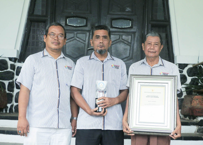 MITRA: Ketua Forkasih Kota Cirebon M Rafi foto bersama anggotanya, usai kegiatan bersama Tim Kota Sehat. Forkasih menjadi mitra kolaborasi mewujudkan Kota Sehat.