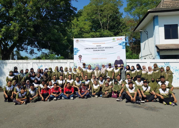 KOMPAK: Kepala DLH Yuni Darti didampingi Sekretaris DLH Fina Amalia Purwantini dan jajaran, foto bersama usai kegiatan puncak peringatan HLHS 2024 Tingkat Kota Cirebon, Rabu 5 Juni. 