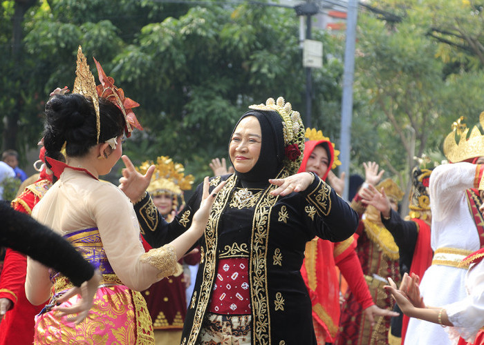 ATRAKTIF: Kepala Disdik Kadini bersama kepala sekolah, memeriahkan Pawai Kurikulum Merdeka. Mereka menunjukan tarian khas Cirebon, kepada tamu undangan dan masyarakat. 
