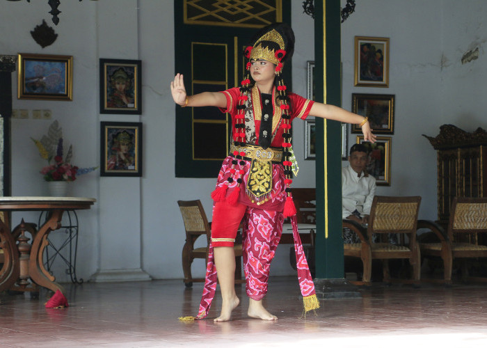 SENI BUDAYA: Tari topeng seni budaya Cirebon, yang menjadi salah satu daya tarik wisata. Keberadaannya terus dilestarikan sebagai warisan, dari generasi ke generasi.