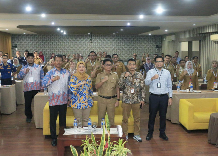 KOMITMEN BERSAMA: Pj Sekda Arif Kurniawan didampingi Kepala Bakesbangpol Buntoro Tirto dan pejabat terkait lainnya, foto bersama peserta sosialisasi netralitas ASN di lingkungan Pemerintah Daerah Kota Cirebon, kemarin.