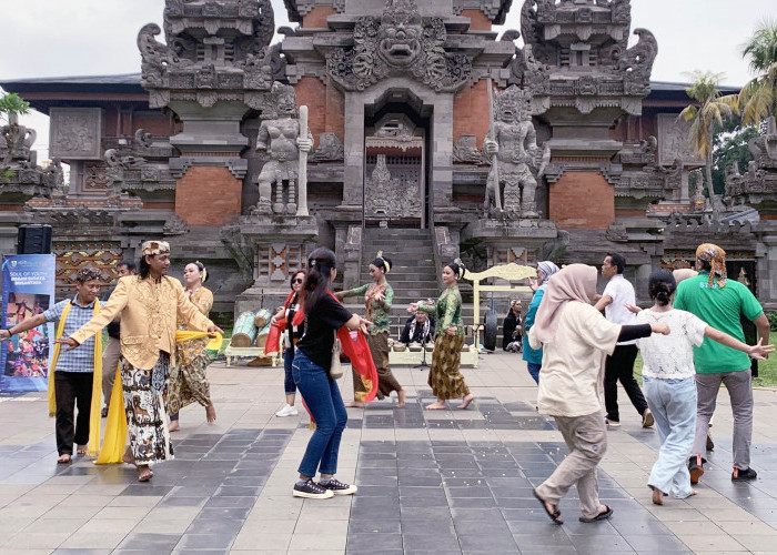 IKUT MENARI: Wisatawan domestik dan mancanegara di TMII, ikut menari tayuban yang dihadirkan seniman binaan Disbudpar Kota Cirebon.