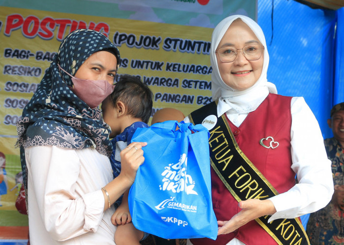 GRATIS: Ketua Forikan Kota Cirebon Madyawati secara simbolis menyerahkan bantuan paket ikan dan telur gratis, kepada masyarakat yang membutuhkan tambahan nutrisi gizi.