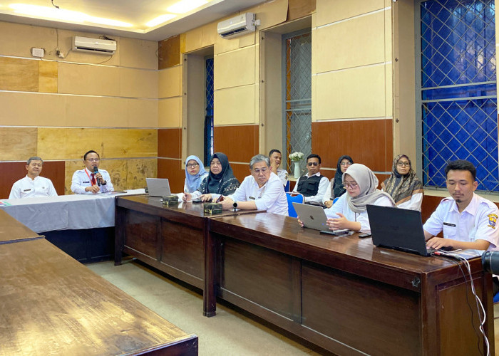 FGD: Kepala DPRKP Wandi Sofyan bersama Asisten Perekonomian Pembangunan Sumantho dan perwakilan BPN, dalam FGD pembentukan tim koordinasi konsolidasi tanah Kota Cirebon.