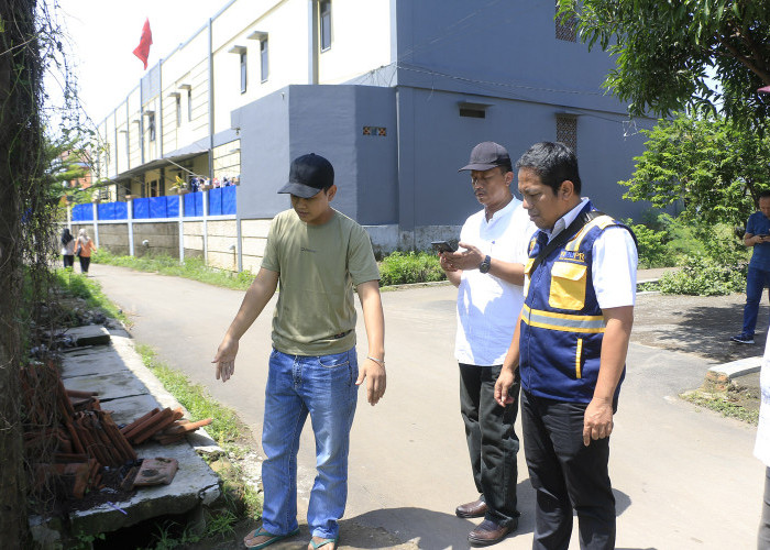 ASPIRATIF: Kepala DPUTR Rachman Hidayat berdiskusi dengan warga, terkait kondisi drainase di lingkungan menuju Jalan Terusan Pemuda. Perbaikan menyeluruh akan dilakukan.