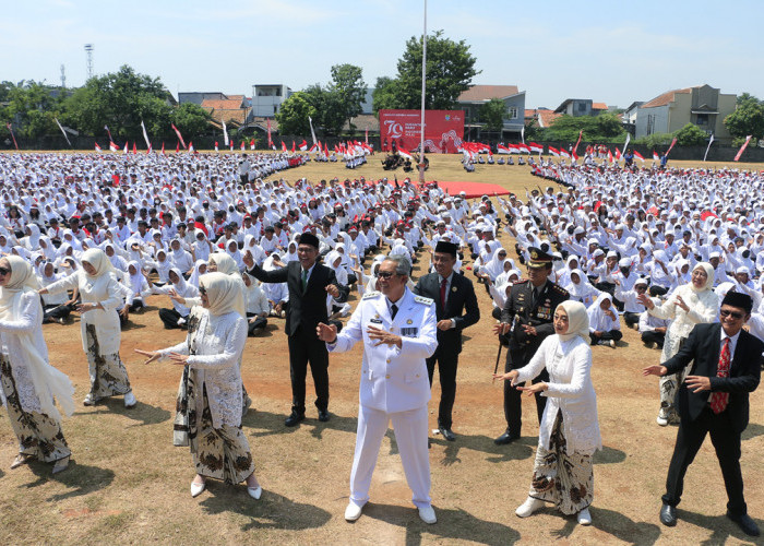 SUKA CITA: Pj Walikota Agus Mulyadi didampingi Pj Sekda Arif Kurniawan, bersuka cita bersama ribuan pelajar Kota Cirebon, yang menampilkan kreasi Hari Kemerdekaan.