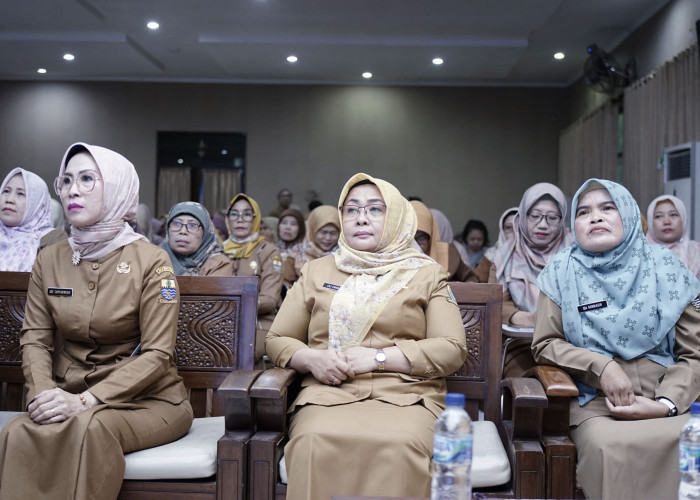 KOMPAK: Dari kiri, Kabid Dikdas Disdik Ade Cahyaningsih, Kabid Kurtendik Disdik Lili Chauliyah, dan Kabid PNFI Disdik Ida Kurniasih, mengikuti kegiatan motivasi bersama membangun Kota Cirebon bidang Pendidikan.