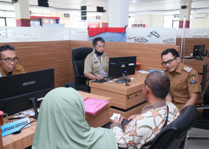 PANTAU LANGSUNG: Pj Bupati Cirebon Wahyu Mijaya memantau langsung integrasi layanan kesehatan melalui platform digital di Mall Pelayanan Publik (MPP) Kabupaten Cirebon.