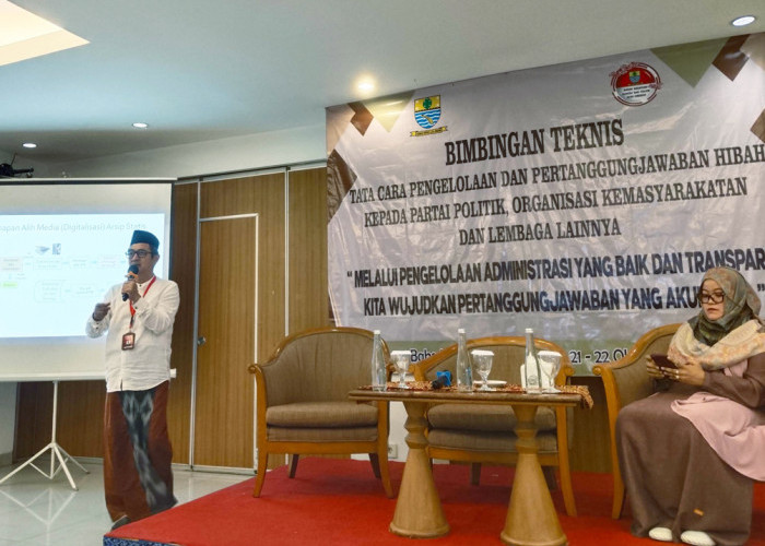 PEMAPARAN: Dalam bimtek Bakesbangpol tentang Tata Cara Pengelolaan dan Pertanggung Jawaban Hibah Kepada Parpol dan Ormas, Kepala Dispusip Gunawan memaparkan tentang  Strategi Transformasi Digital Kearsipan Pemerintah Kota Cirebon.