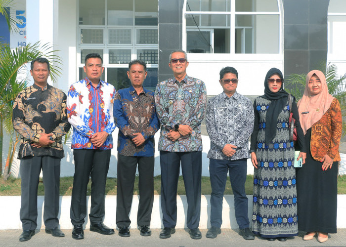 PERWAKILAN: Pj Walikota Agus Mulyadi, Pj Sekda Arif Kurniawan, dan Kepala Bakesbangpol Buntoro Tirto, foto bersama perwakilan orangtua Capaska Kota Cirebon.