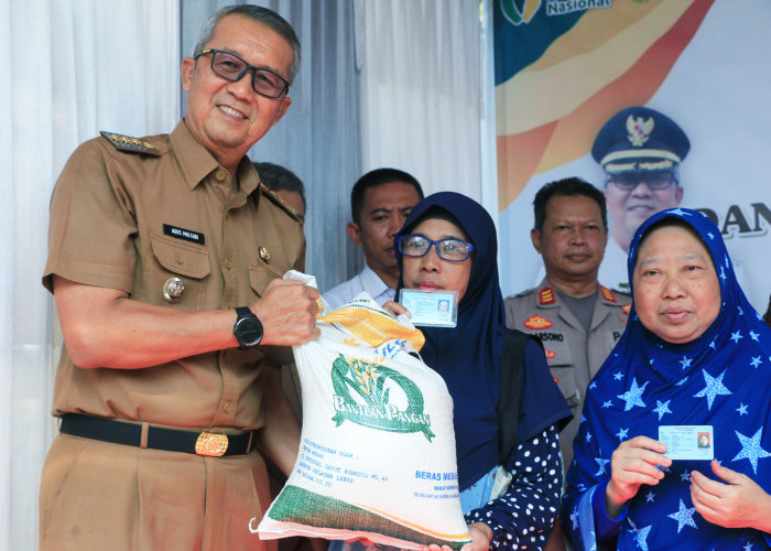 SIMBOLIS: Pj Walikota Agus Mulyadi, simbolis menyerahkan bantuan pangan gratis beras berkualitas 10 kg, kepada  38.867 Keluarga Penerima Manfaat (KPM) di Kota Cirebon.