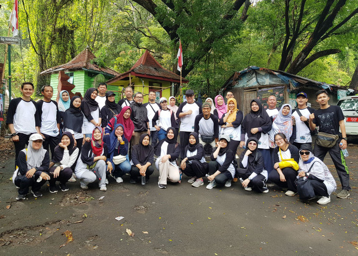 Segenap pegawai Bappelitbangda foto bersama Kepala Bappelitbangda Agus Herdhyana, usai mencapai lokasi finish di obyek wisata Plangon Cirebon, akhir pekan kemarin.