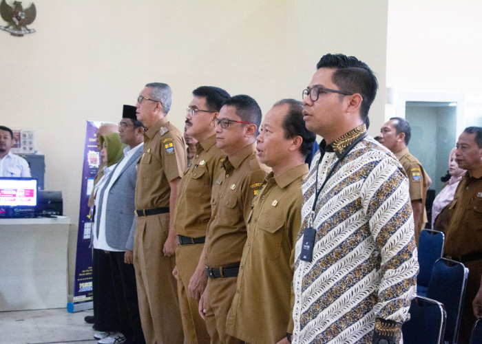 INDONESIA RAYA: Pj Walikota Agus Mulyadi didampingi Pj Sekda Iing Daiman, Kepala DPMPTSP Sosroharsono, dan segenap pejabat yang hadir di MPP, menyanyikan Indonesia Raya.