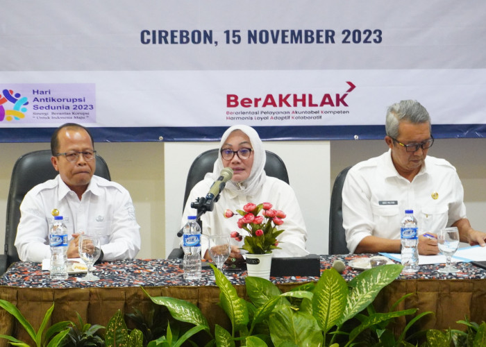 CAPAIAN MCP: Inspektur Asep Gina mendampingi Plt Walikota Eti Herawati dan Sekda Agus Mulyadi, dalam penyerahan piagam evaluasi AKIP, dan paparan capaian program MCP KPK Kota Cirebon Tahun 2023, Rabu (15/11). 