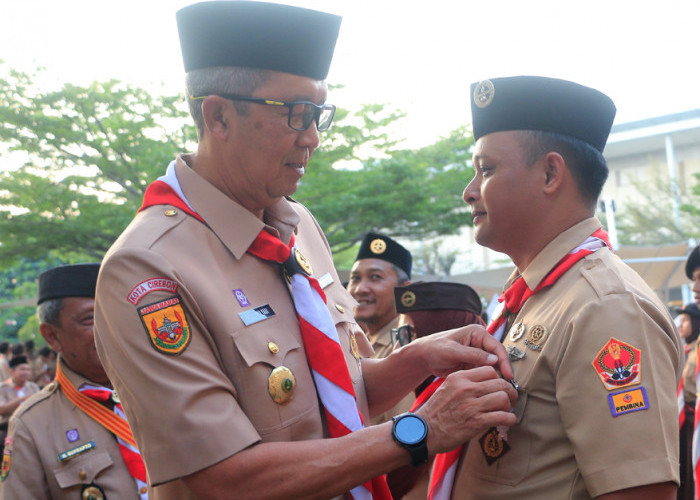 PENGHARGAAN: Pj Walikota Agus Mulyadi menyematkan penghargaan kepada anggota Pramuka Kota Cirebon, yang telah mendarmabaktikan untuk kemajuan Gerakan Pramuka.