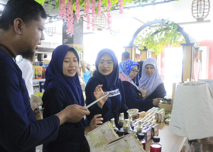 ANTUSIAS: Masyarakat antusias mengikuti mini expo BBC di Kantor DKUKMPP, yang digelar Kamis – Sabtu (23-25/11). Selain expo produk UMKM dan industri BBC, adapula lomba mewarnai PAUD dan TK, lomba foto produk, video konten, dan startup.