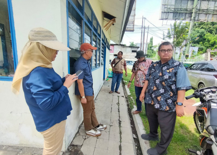 KERJA: Kabid SDA DPUTR Bagus Toni Umbara bersama tim, meninjau IPAL yang dikelola. DPUTR komitmen, untuk terus meningkatkan infrastuktur sanitasi masyarakat Kota Cirebon.