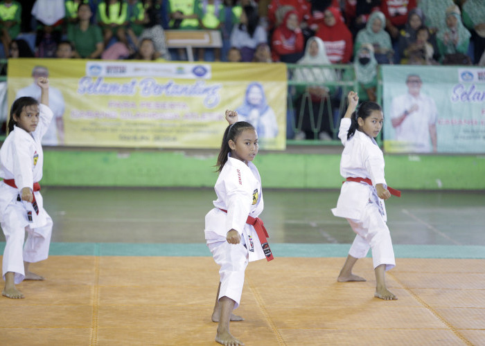 PERTUNJUKAN: Para atlet karate menunjukan kemampuan diri dihadapan Kepala Disdik Kadini dan jajaran terkait, dalam pembukaan O2SN Tingkat Kota Cirebon.